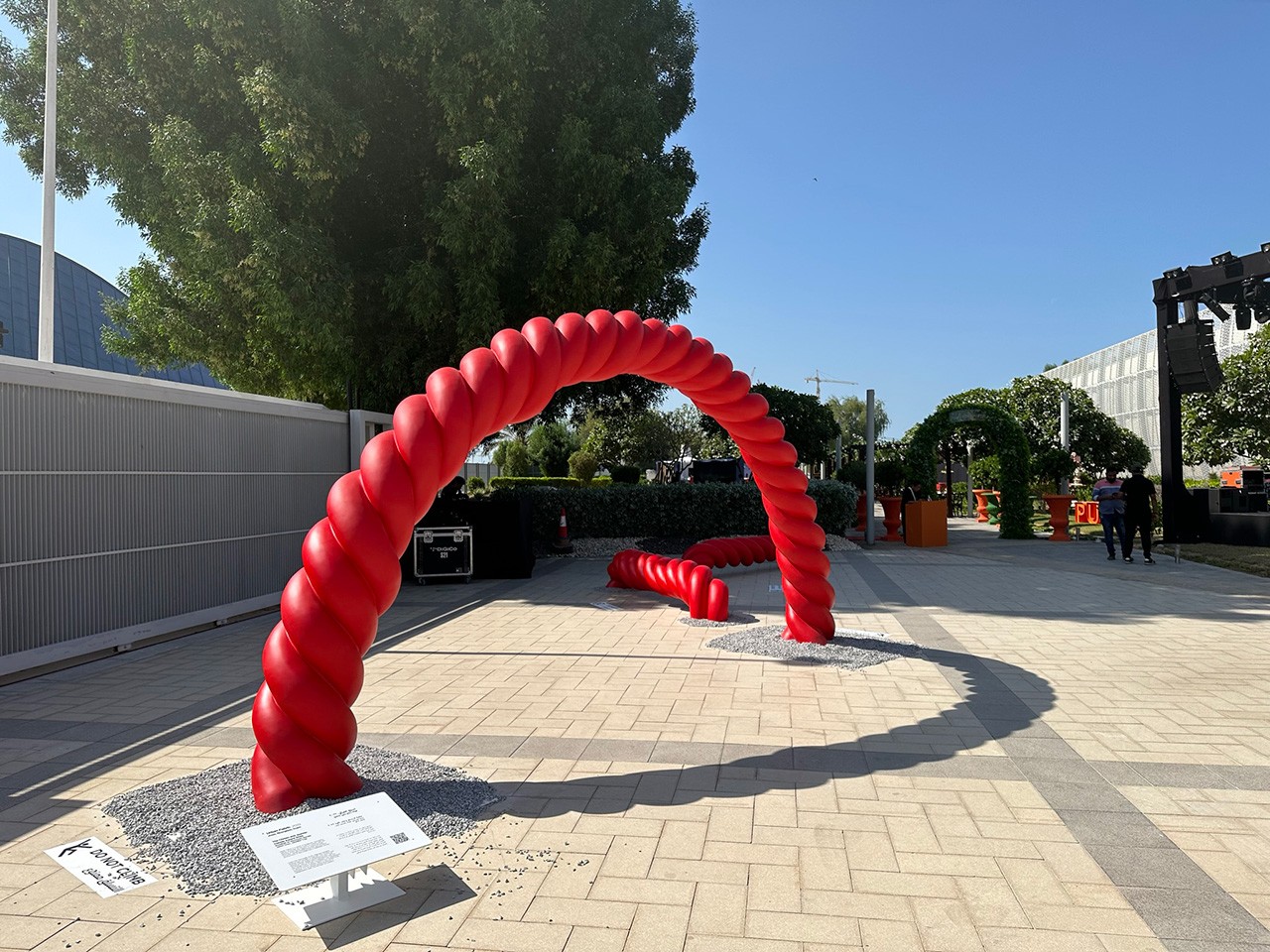 Urban Fabric is a series of three sculptures resembling pieces of thread, conceptualized and built by NYUAD undergraduate students.